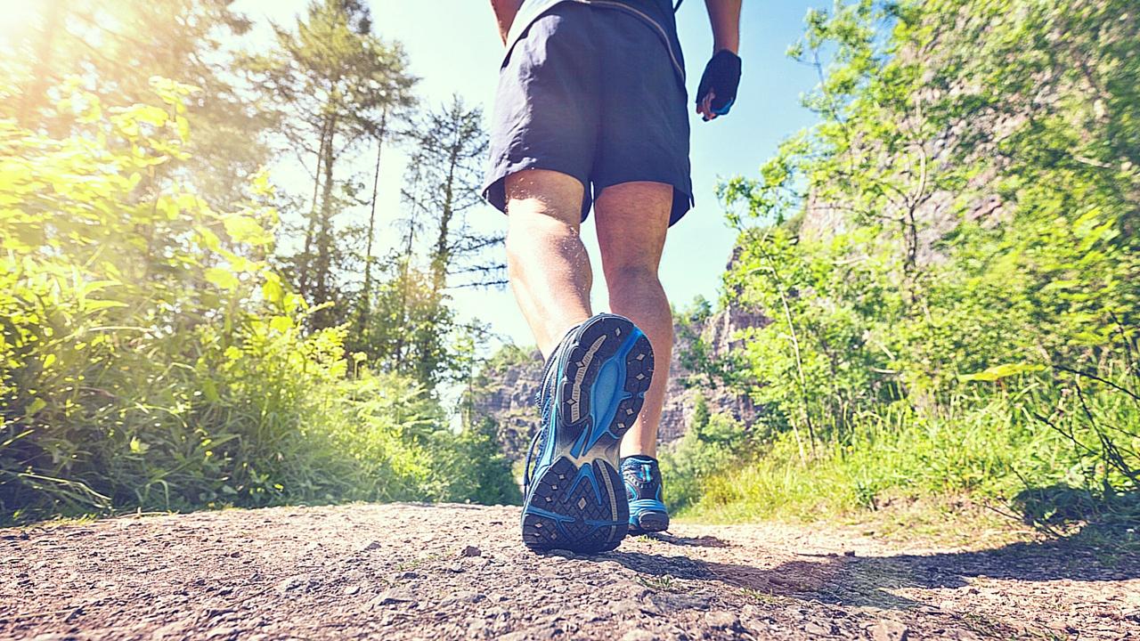 A caminhada leve é um exercício que, além de queimar calorias, ajuda a limpar a mente.